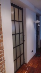 Drzwi ze szkłem zbrojonym matowionym (proj. Gr8 Interior Design)